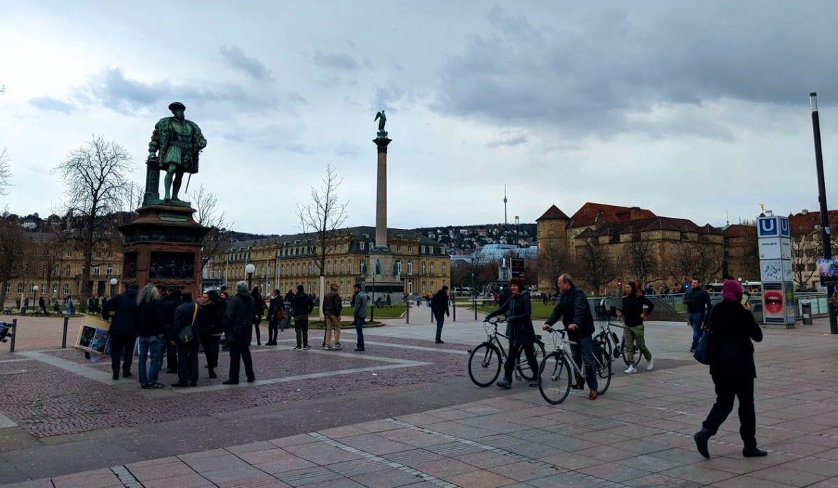 Plaza del centro de Stuttgart con edificios históricos y transeúntes
