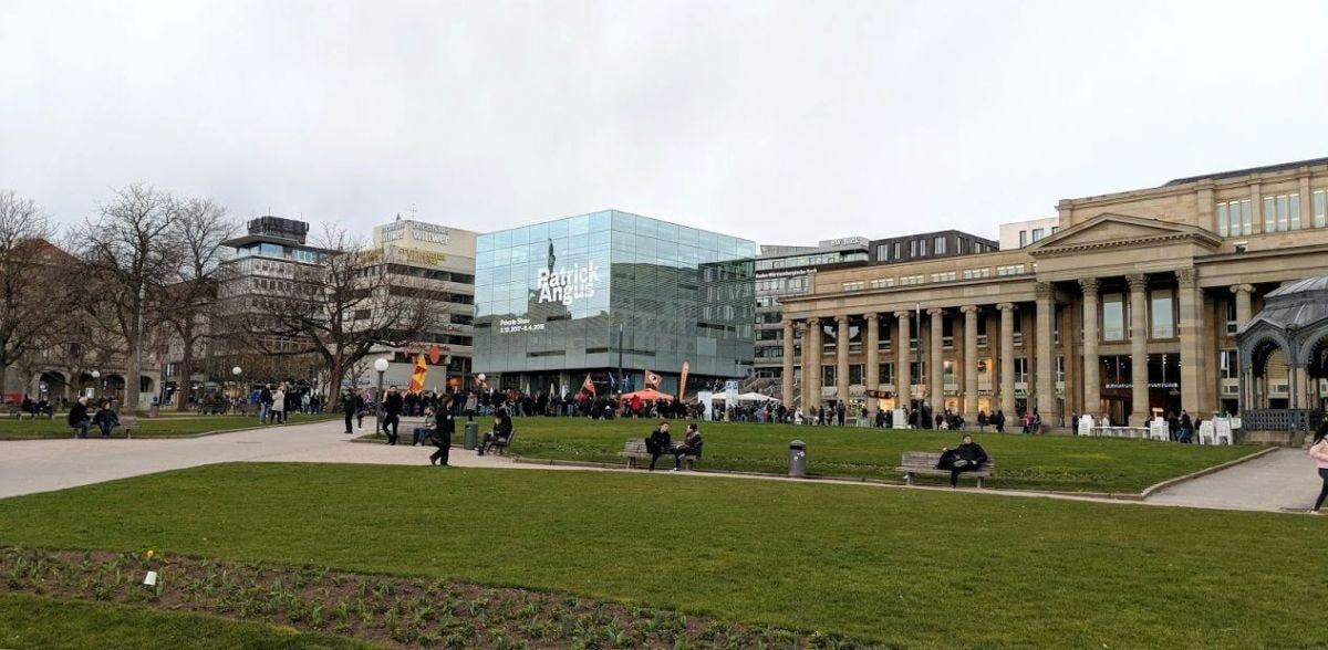 Plaza del centro de Stuttgart con edificios históricos y transeúntes