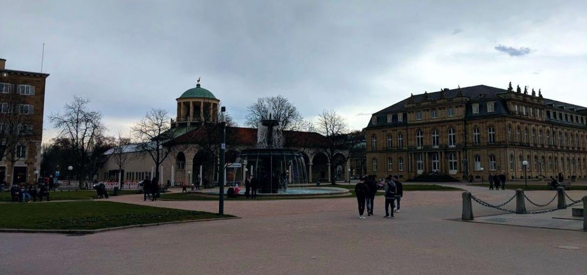Plaza del centro de Stuttgart con edificios históricos y transeúntes
