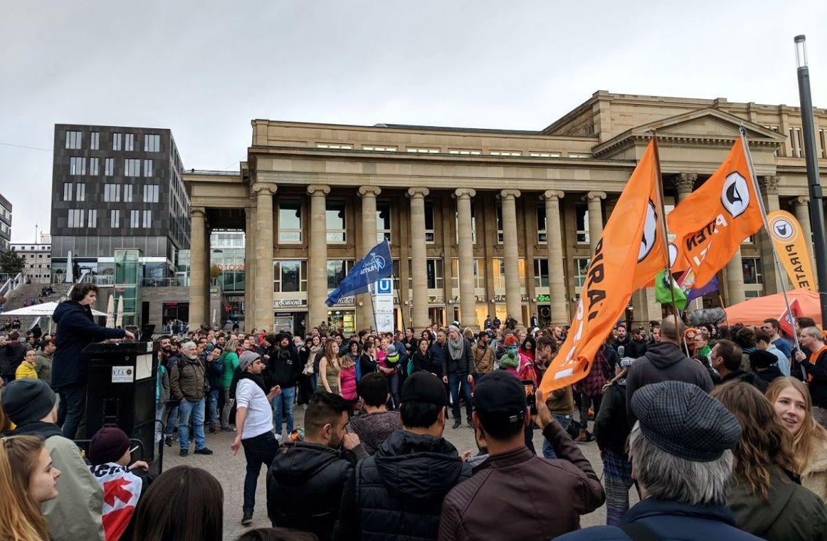 Plaza del centro de Stuttgart con edificios históricos y transeúntes