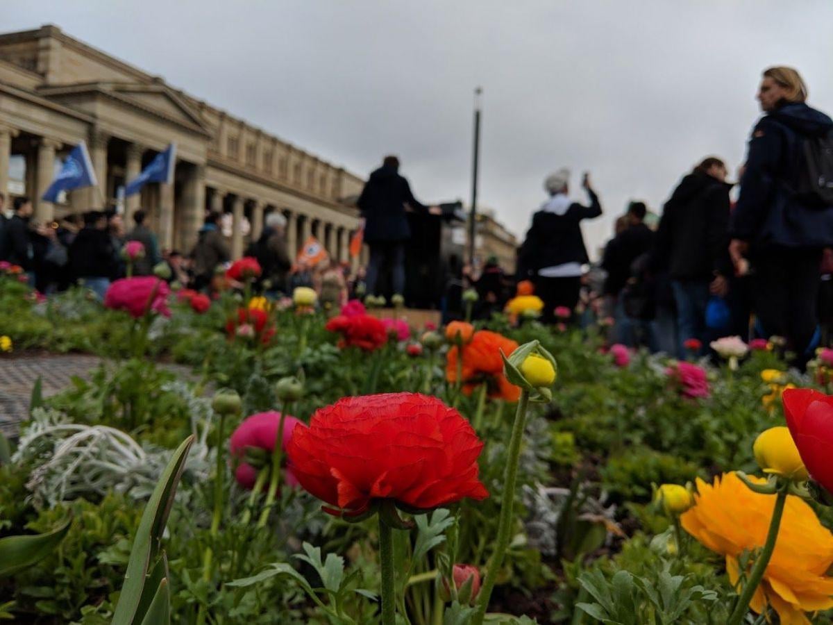 Plaza del centro de Stuttgart con edificios históricos y transeúntes