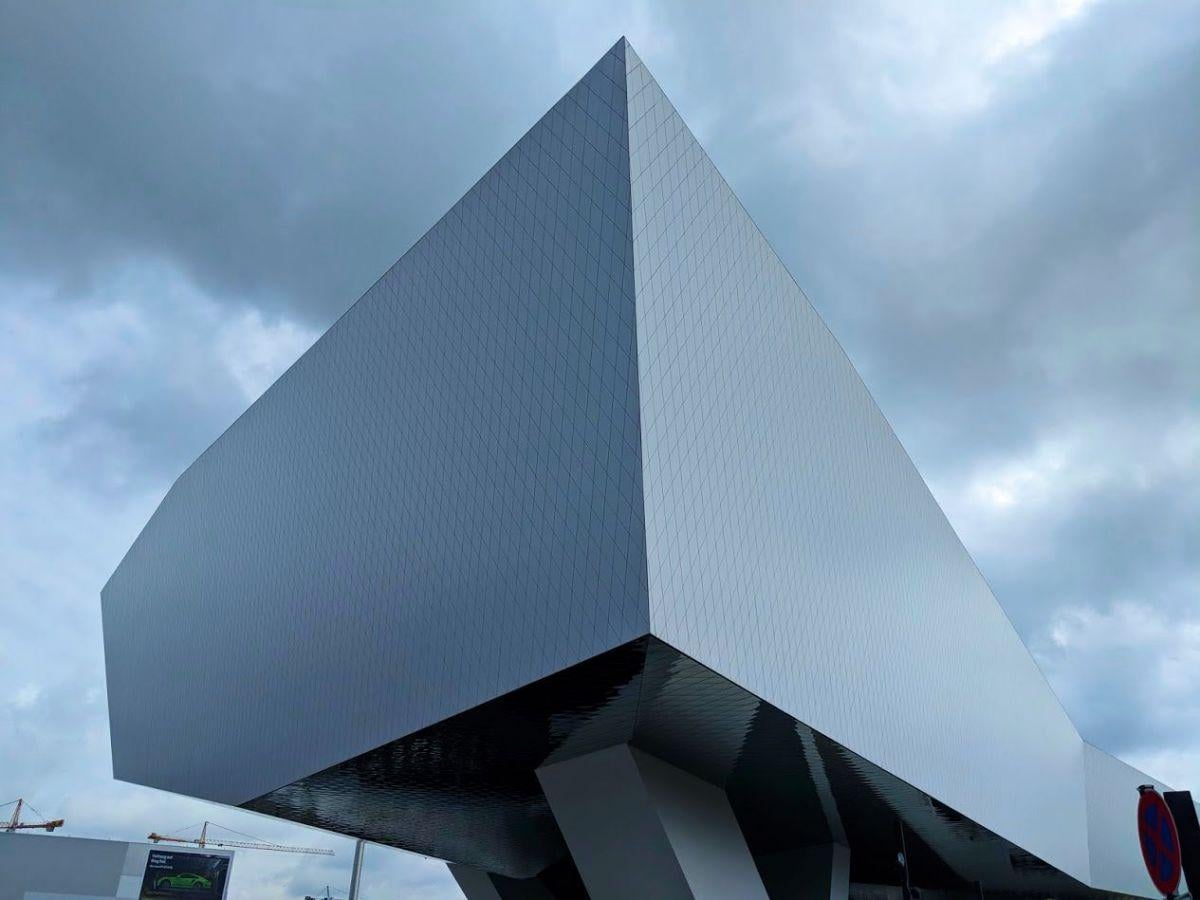 Museo Mercedes-Benz de Stuttgart con automóviles históricos expuestos
