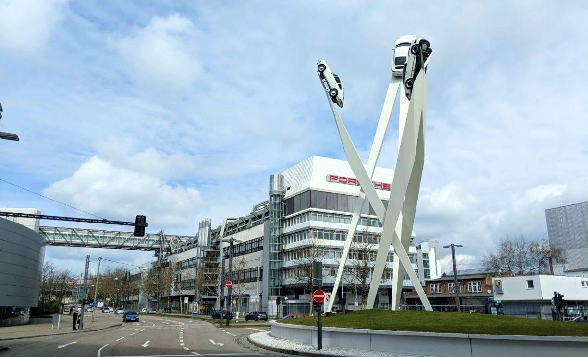 Museo Mercedes-Benz de Stuttgart con automóviles históricos expuestos