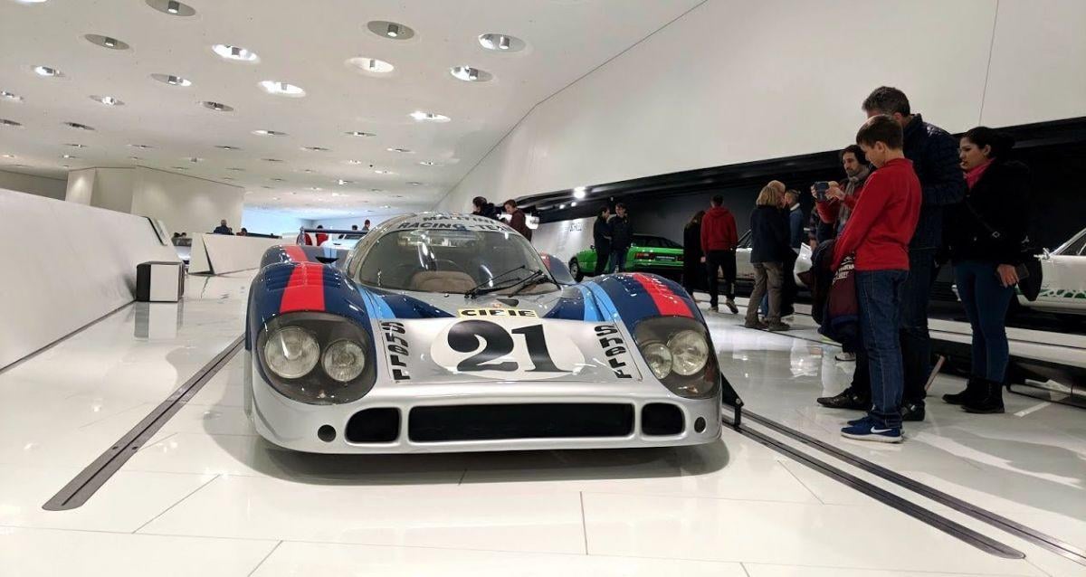 Museo Mercedes-Benz de Stuttgart con automóviles históricos expuestos