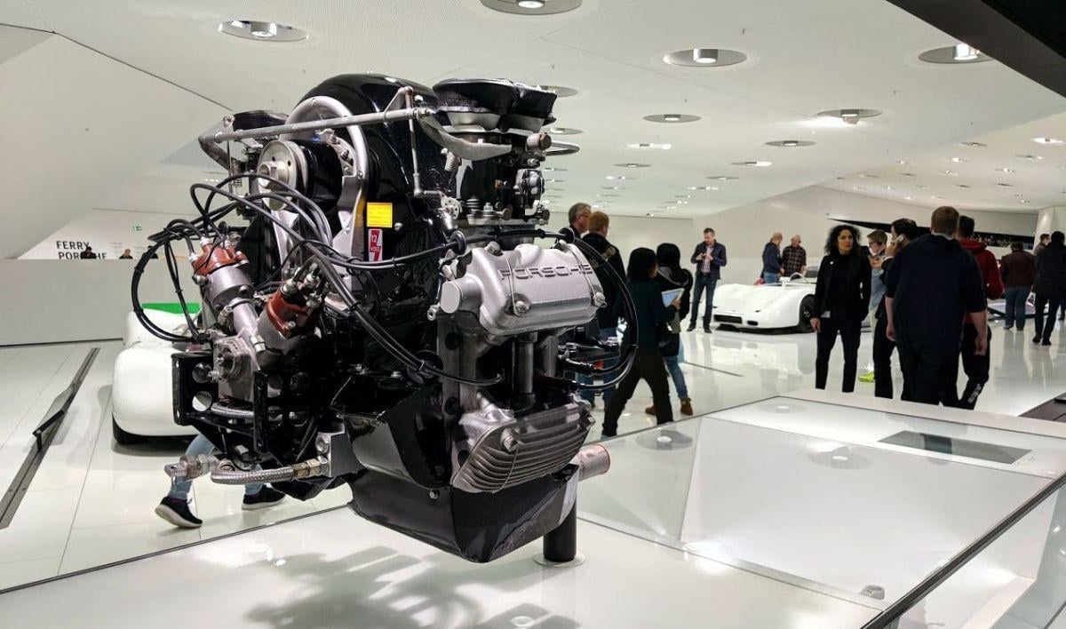 Museo Mercedes-Benz de Stuttgart con automóviles históricos expuestos