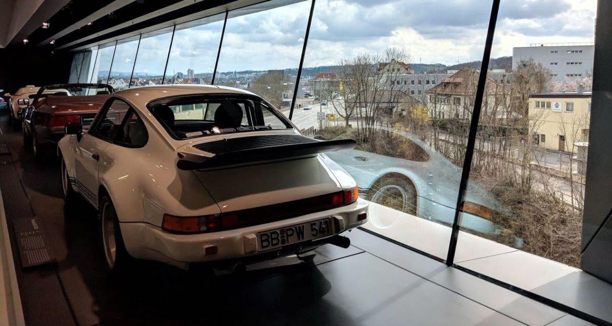 Museo Mercedes-Benz de Stuttgart con automóviles históricos expuestos