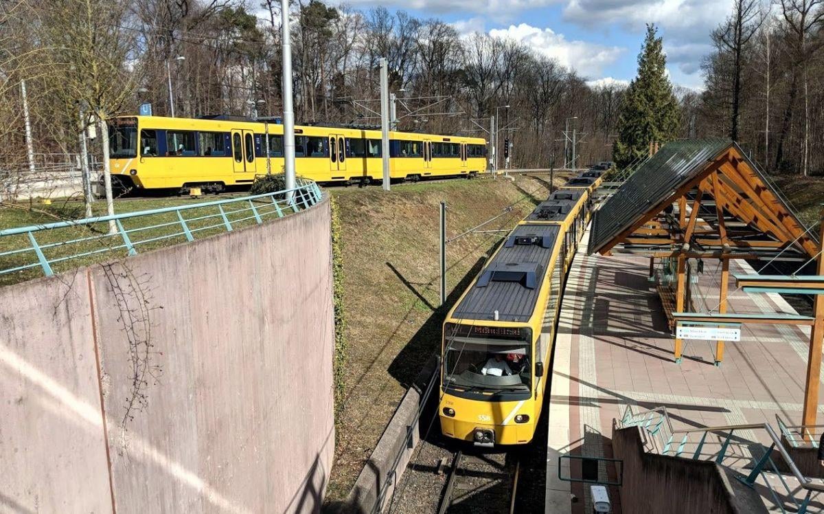 Tren de cercanías de Stuttgart en una estación al aire libre
