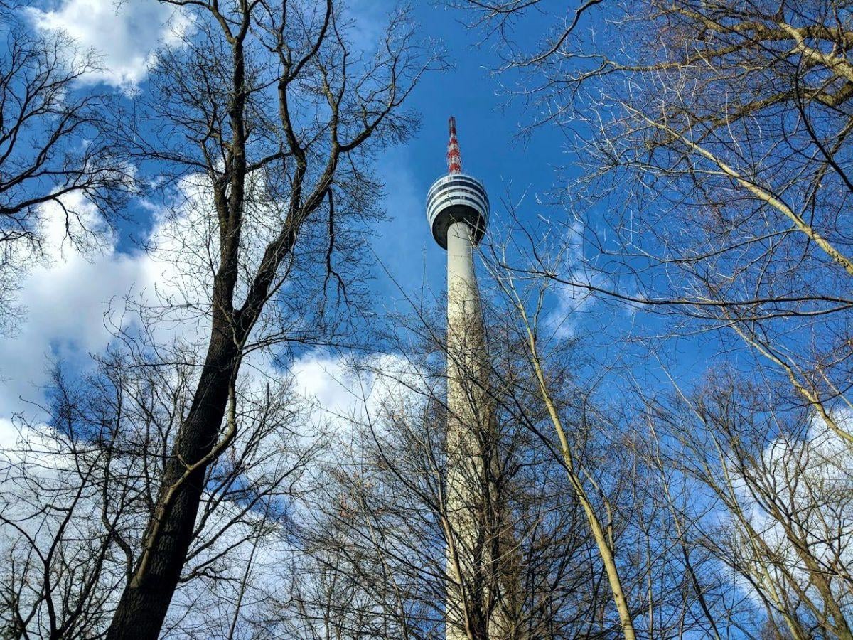 Torre de televisión de Stuttgart entre los árboles