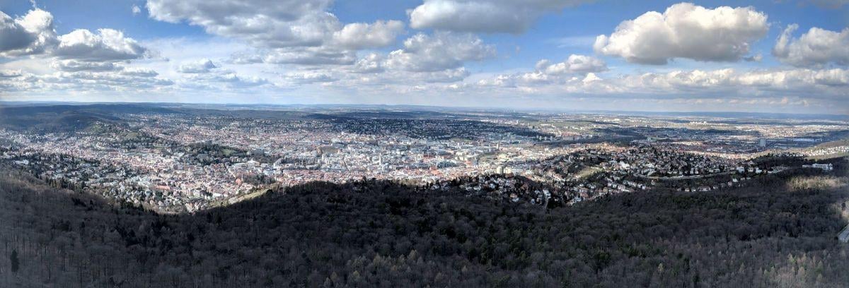 Paisaje urbano de Stuttgart visto desde un punto elevado