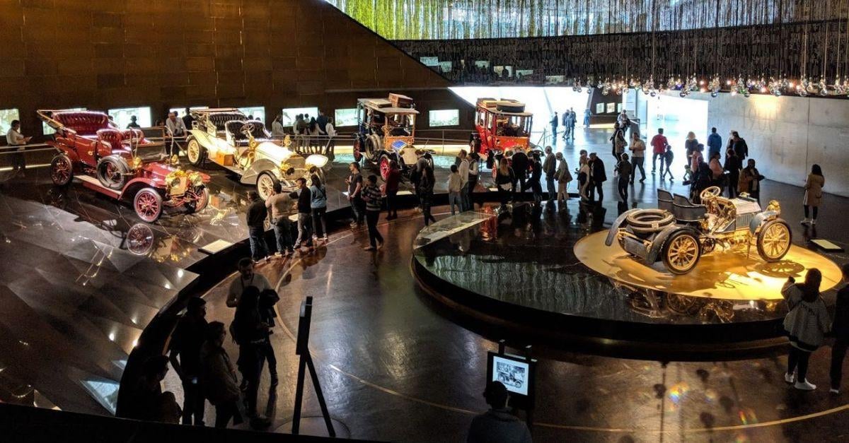 Museo Mercedes-Benz de Stuttgart y vehículos históricos expuestos