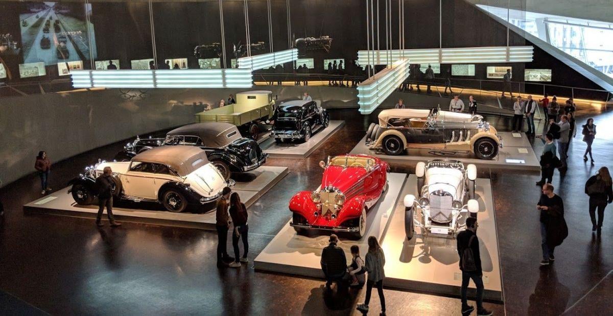 Museo Mercedes-Benz de Stuttgart y vehículos históricos expuestos