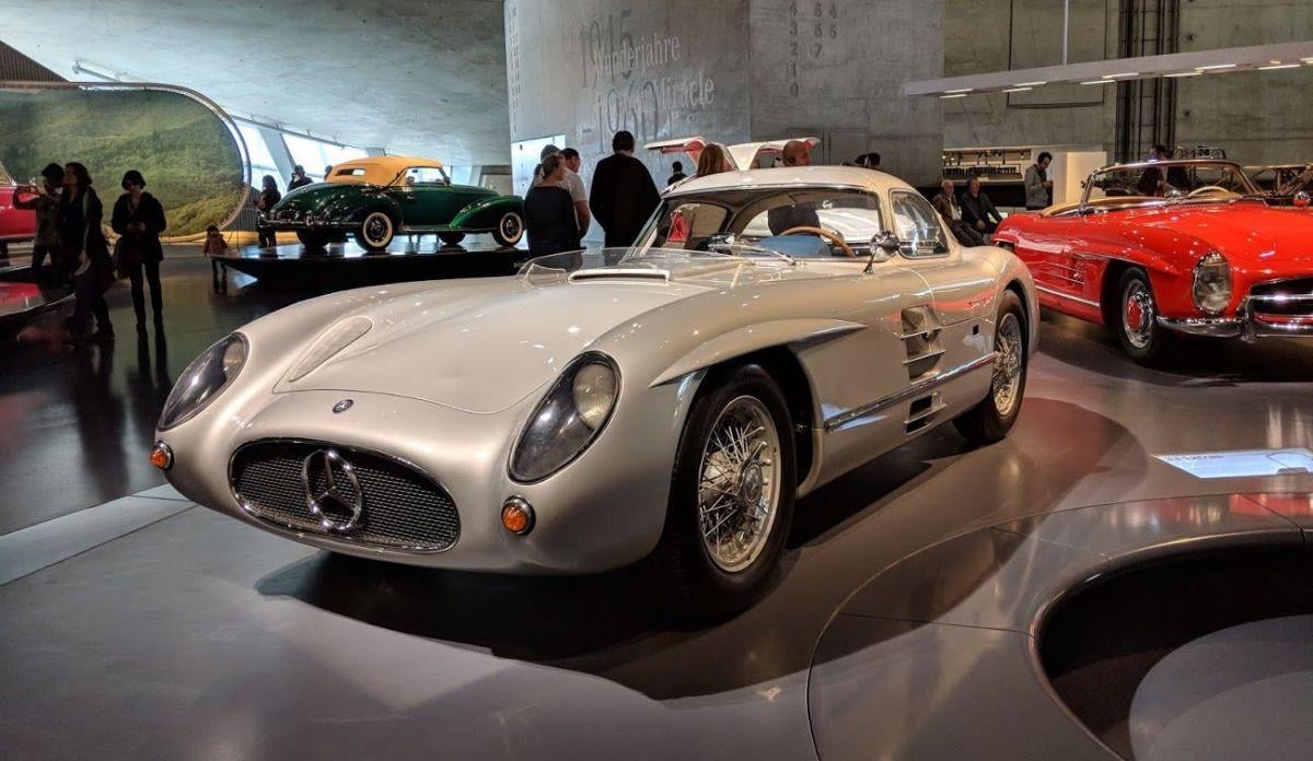 Museo Mercedes-Benz de Stuttgart y vehículos históricos expuestos