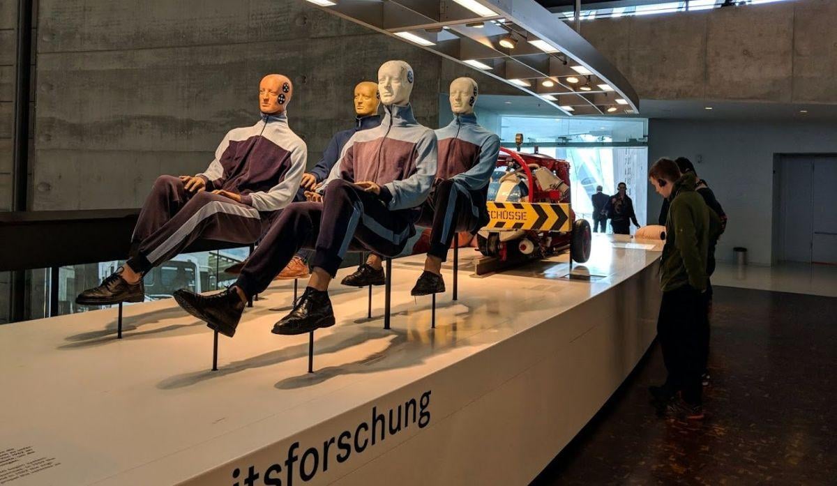 Museo Mercedes-Benz de Stuttgart y vehículos históricos expuestos
