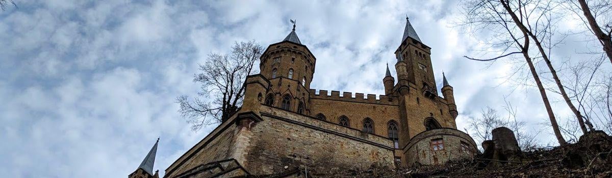Castillo de una fortaleza histórica en Alemania con patios, murallas e interiores.