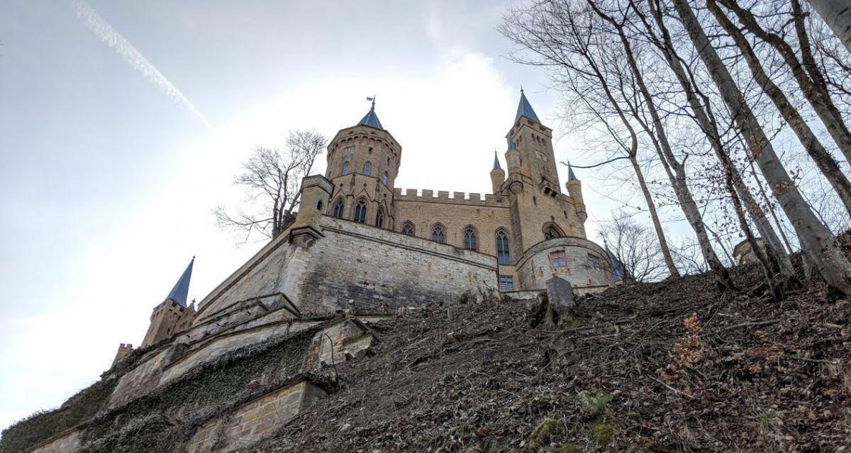 Castillo de una fortaleza histórica en Alemania con patios, murallas e interiores