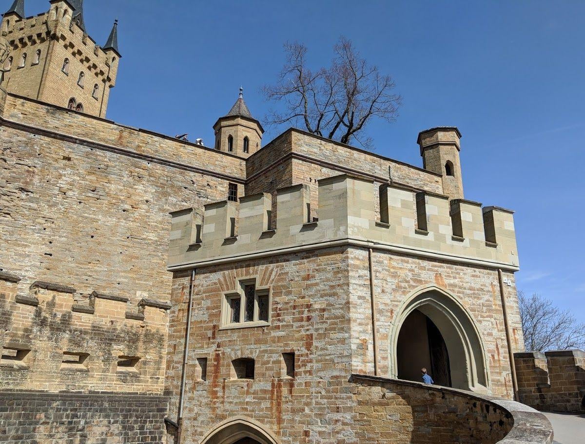 Castillo de una fortaleza histórica en Alemania con patios, murallas e interiores