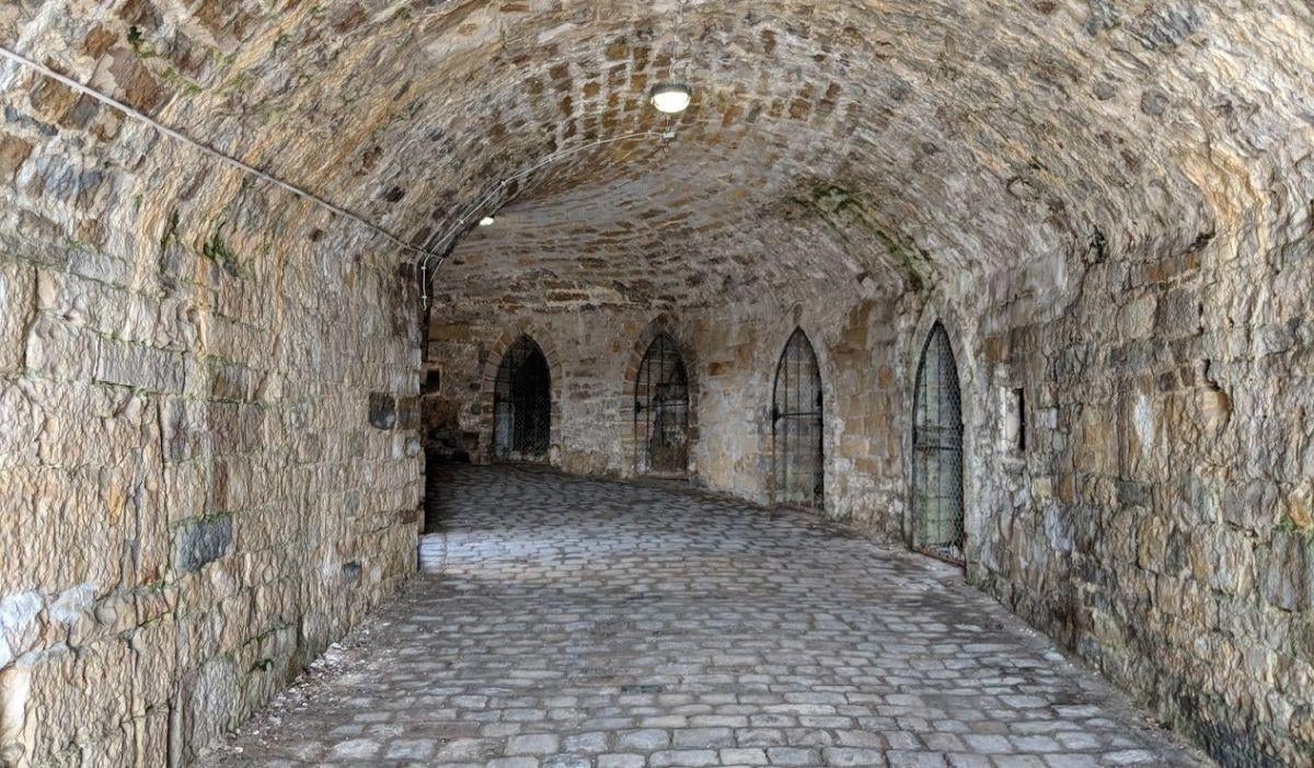 Castillo de una fortaleza histórica en Alemania con patios, murallas e interiores