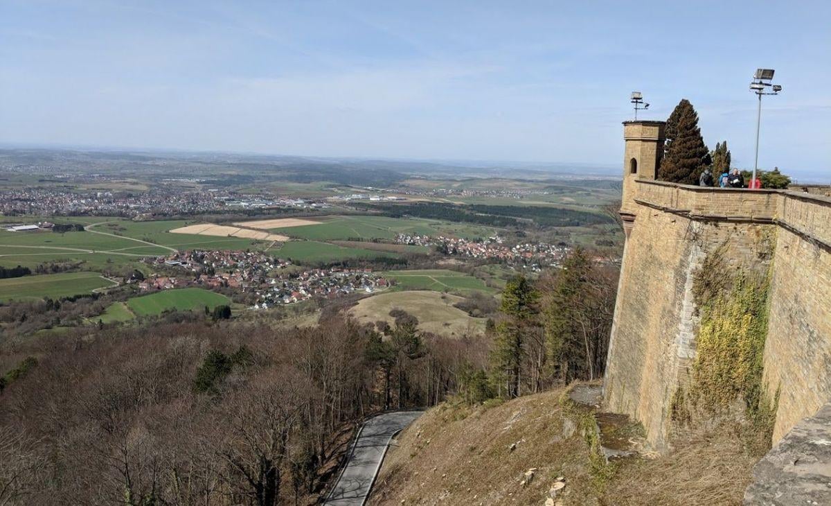 Castillo de una fortaleza histórica en Alemania con patios, murallas e interiores