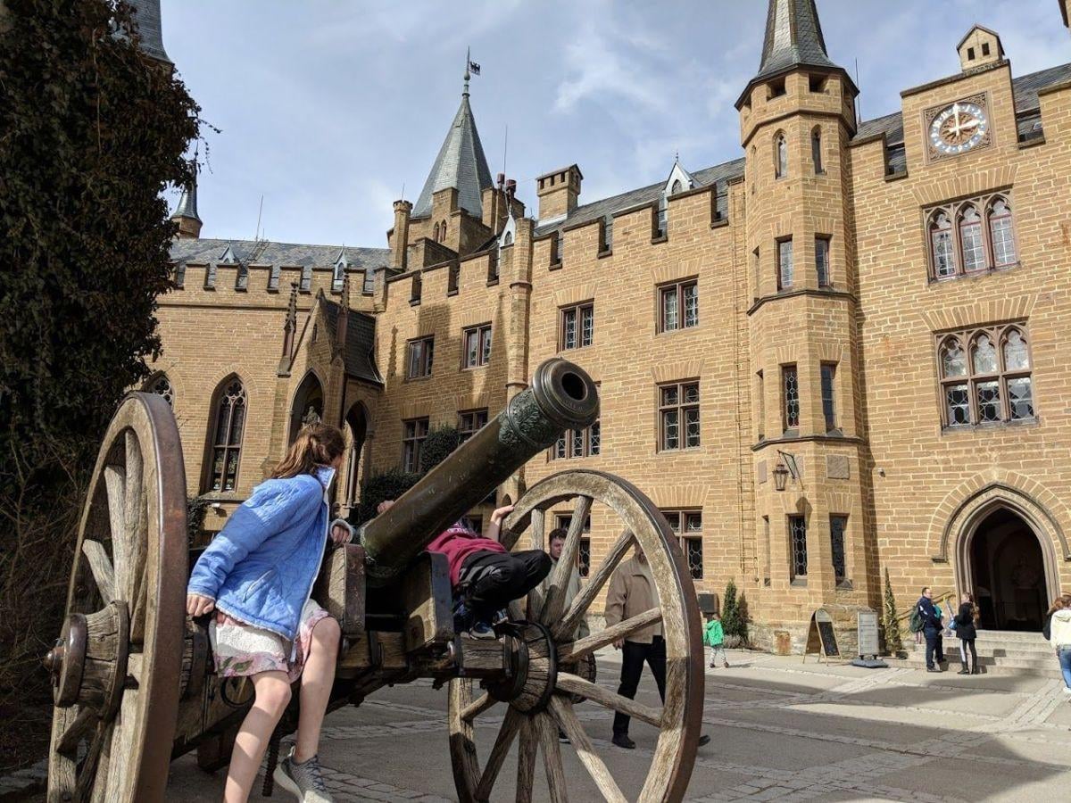 Castillo de una fortaleza histórica en Alemania con patios, murallas e interiores