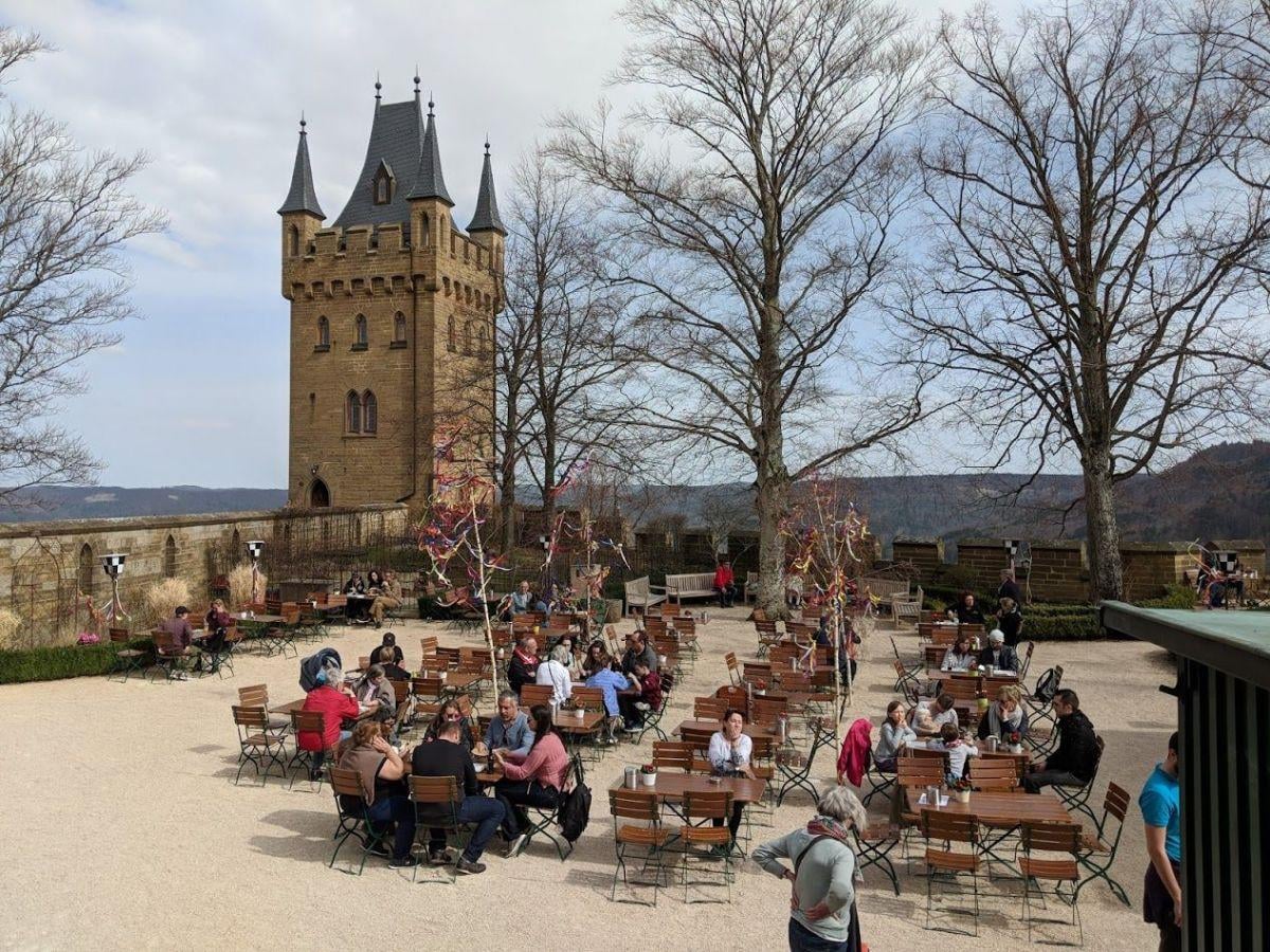 Castillo de una fortaleza histórica en Alemania con patios, murallas e interiores