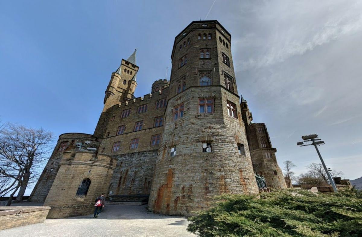 Castillo de una fortaleza histórica en Alemania con patios, murallas e interiores