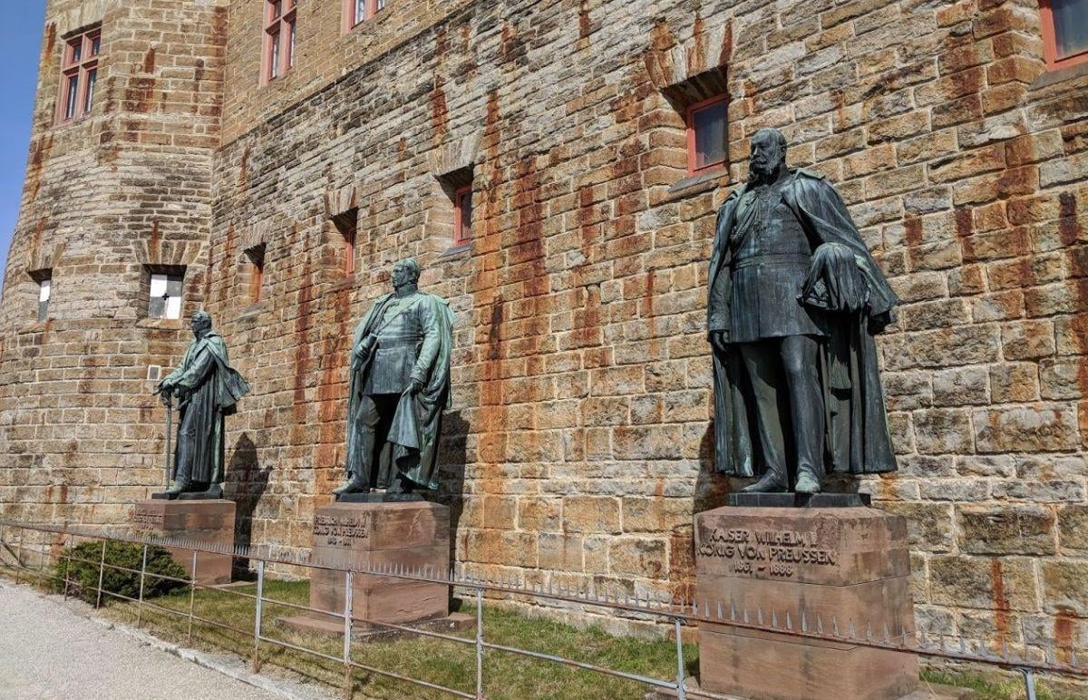 Castillo de una fortaleza histórica en Alemania con patios, murallas e interiores