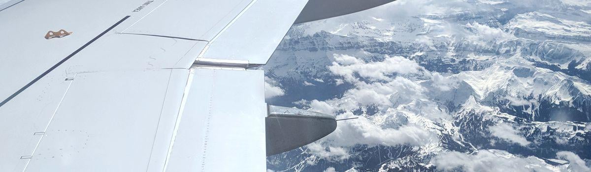 Vista desde la ventanilla de un avión durante el vuelo