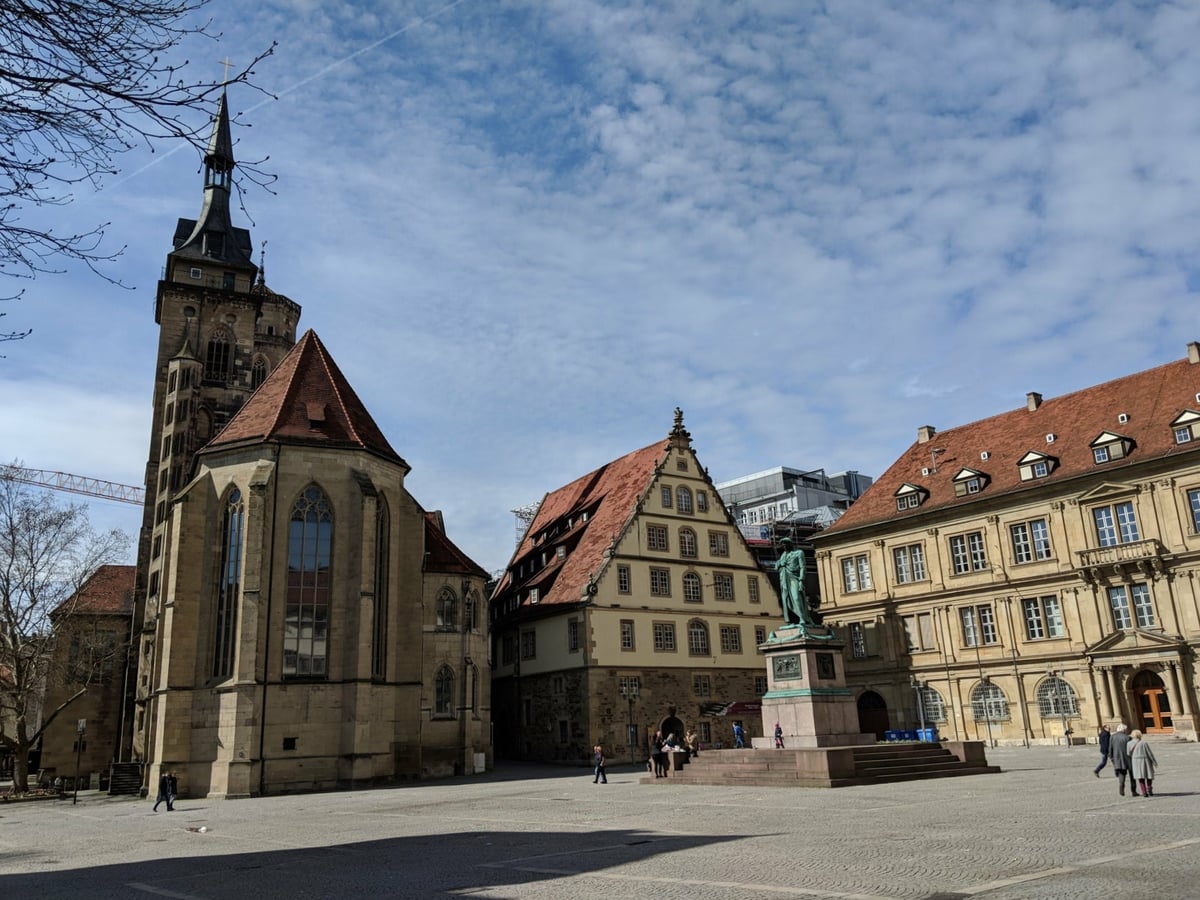 Edificios históricos y plaza del centro de Stuttgart