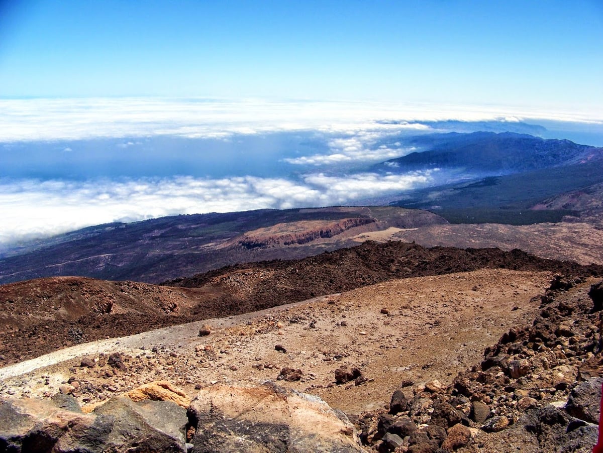 Paisaje volcánico del Teide con el teleférico sobre las laderas