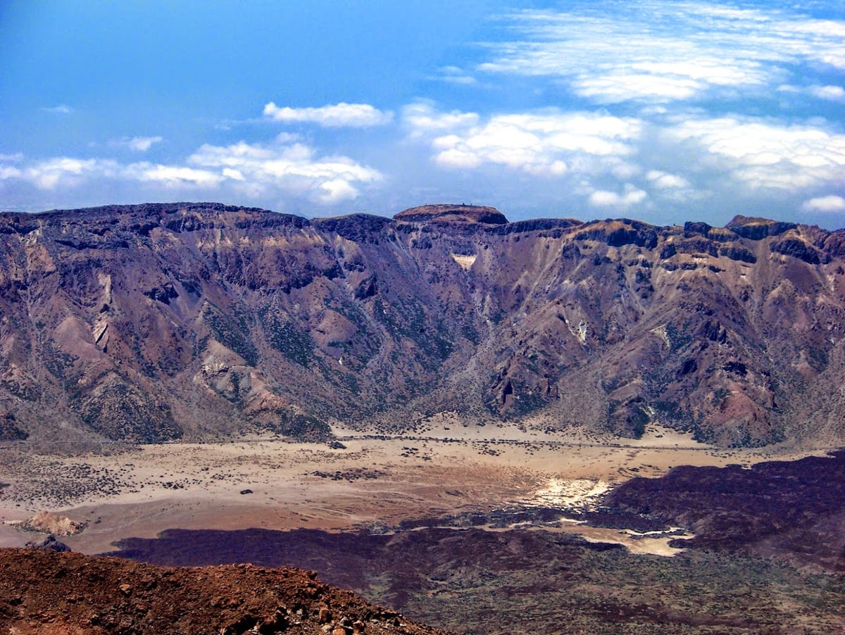Paisaje volcánico del Teide con el teleférico sobre las laderas