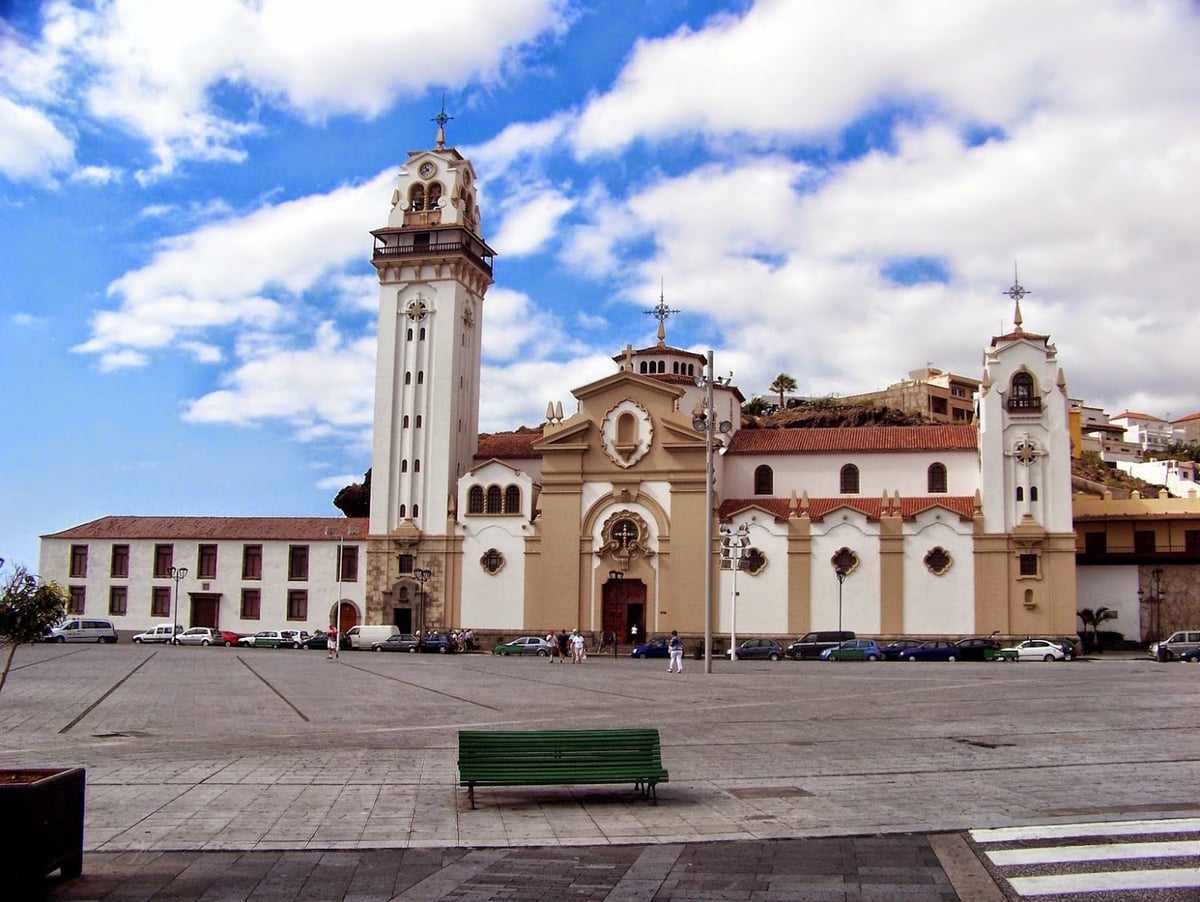 Iglesia y plaza histórica de Tenerife rodeadas de palmeras