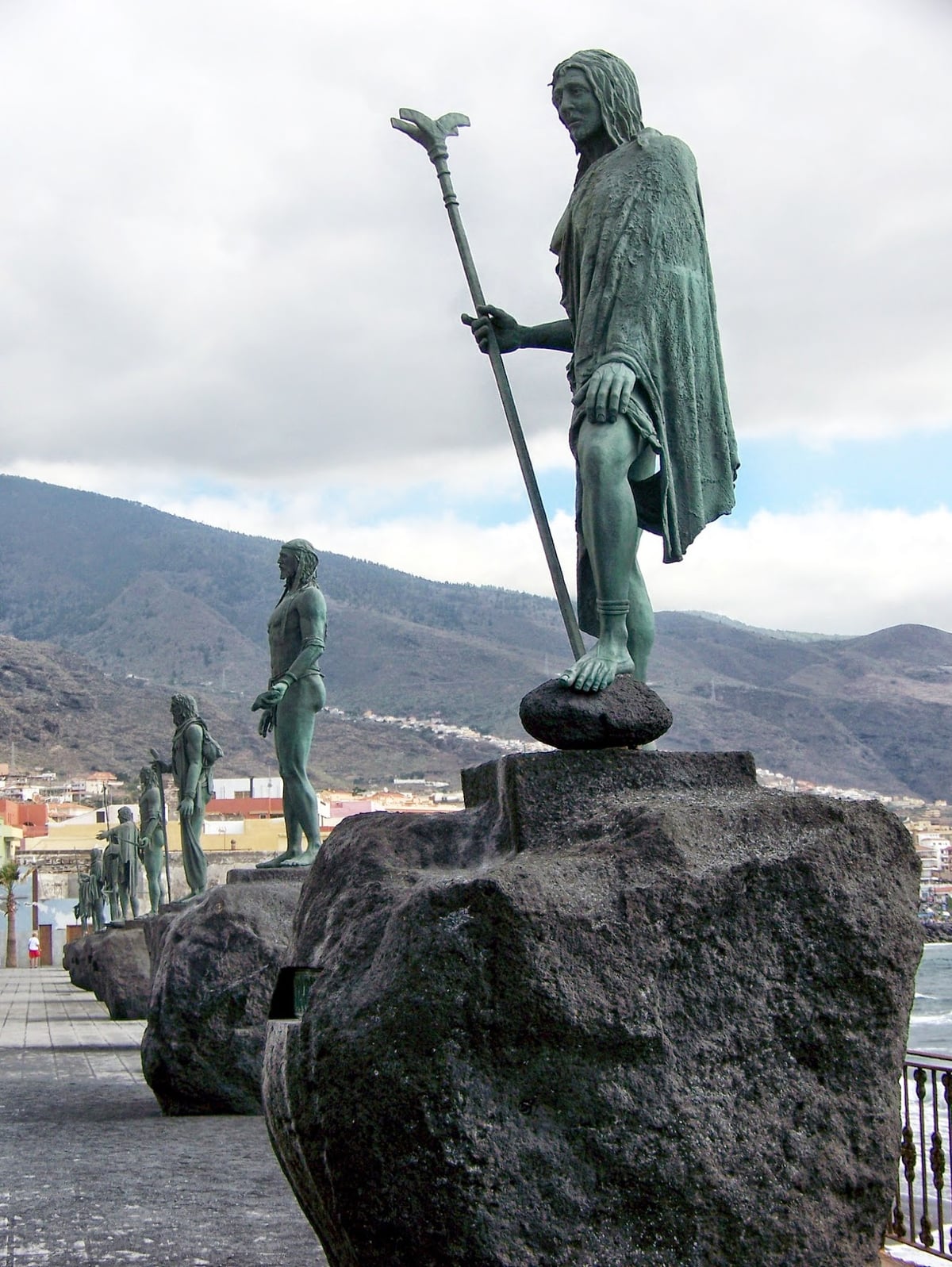 Iglesia y plaza histórica de Tenerife rodeadas de palmeras