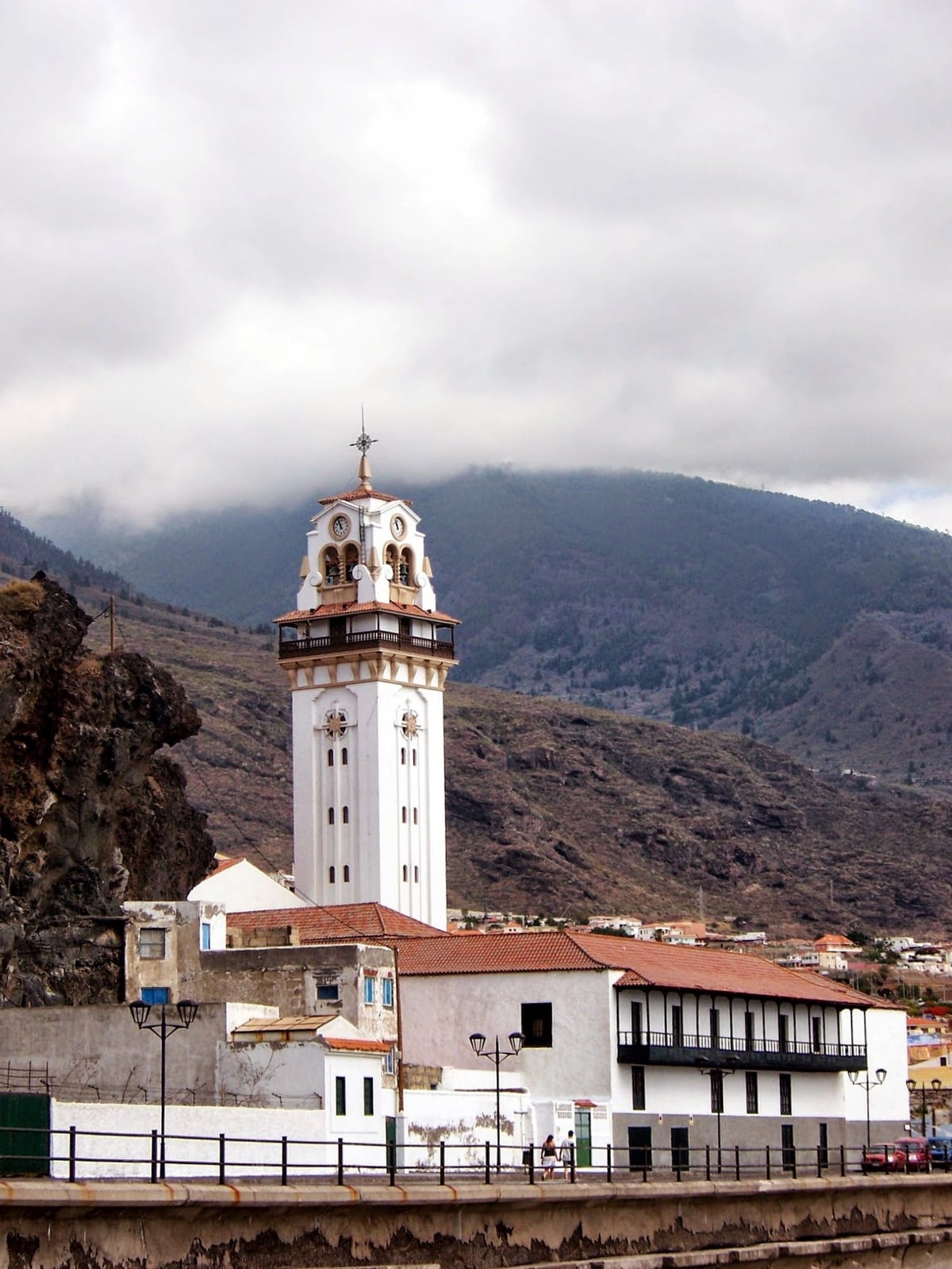 Iglesia y plaza histórica de Tenerife rodeadas de palmeras