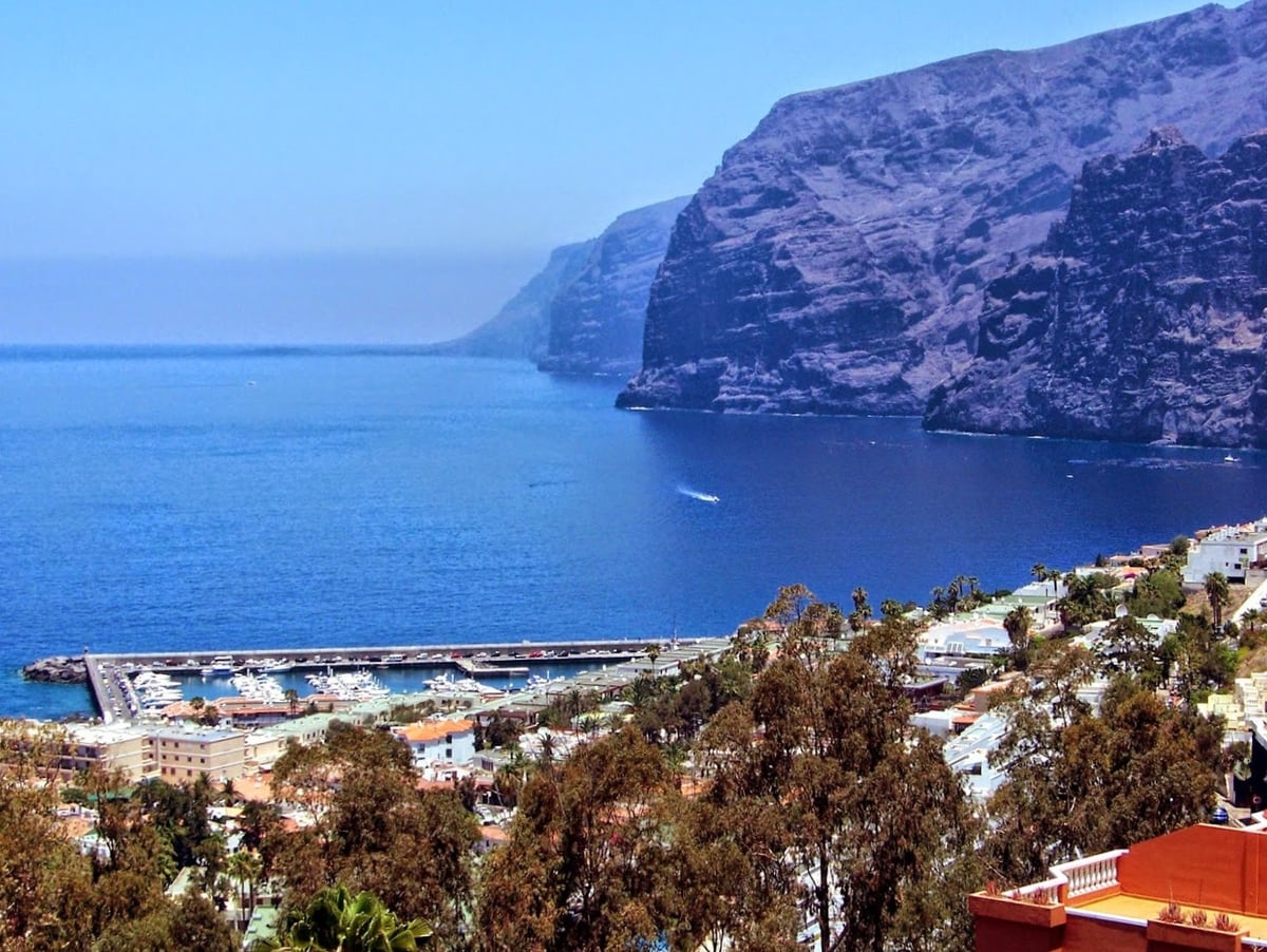 Vista de la costa de Tenerife con acantilados y el océano Atlántico