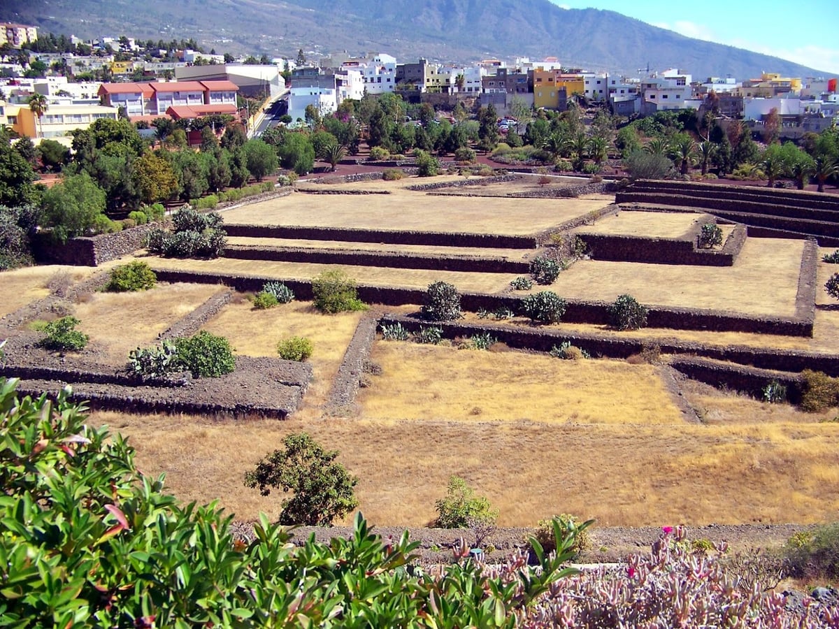 Yacimiento arqueológico con antiguas estructuras de piedra en Tenerife
