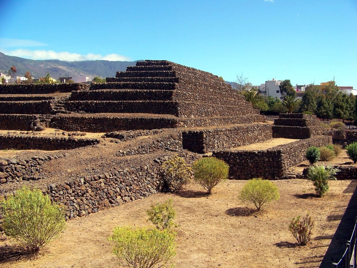 Yacimiento arqueológico con antiguas estructuras de piedra en Tenerife
