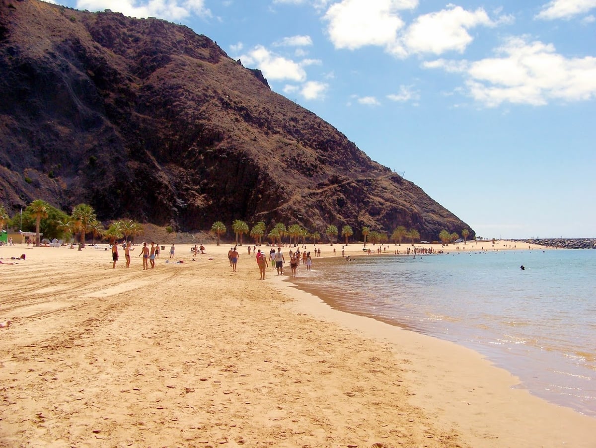 Playa de arena junto a montañas volcánicas en Tenerife