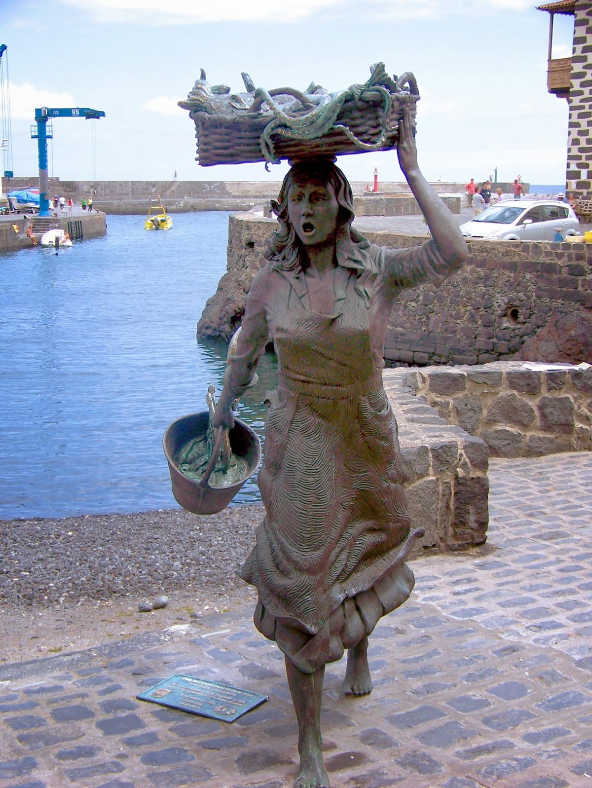 Escultura y monumentos en una zona histórica de Tenerife