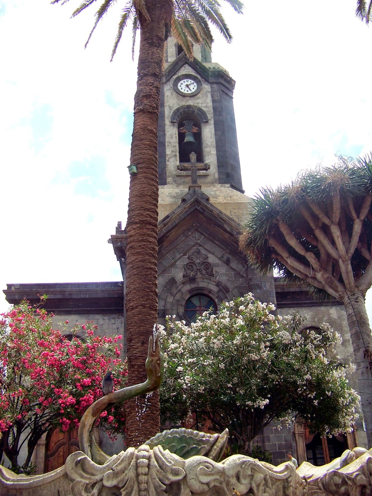 Escultura y monumentos en una zona histórica de Tenerife