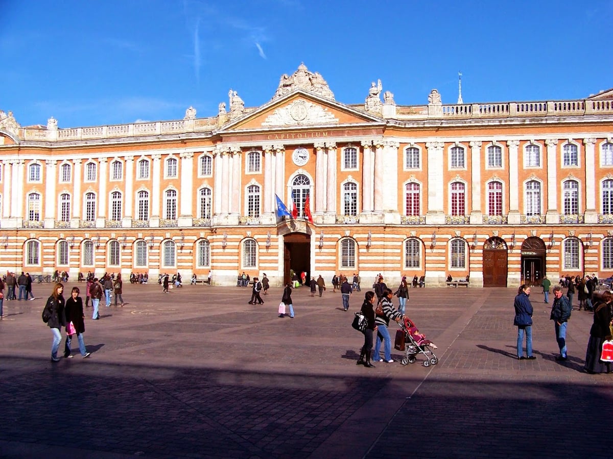 Plaza del Capitolio de Toulouse con el edificio del ayuntamiento.