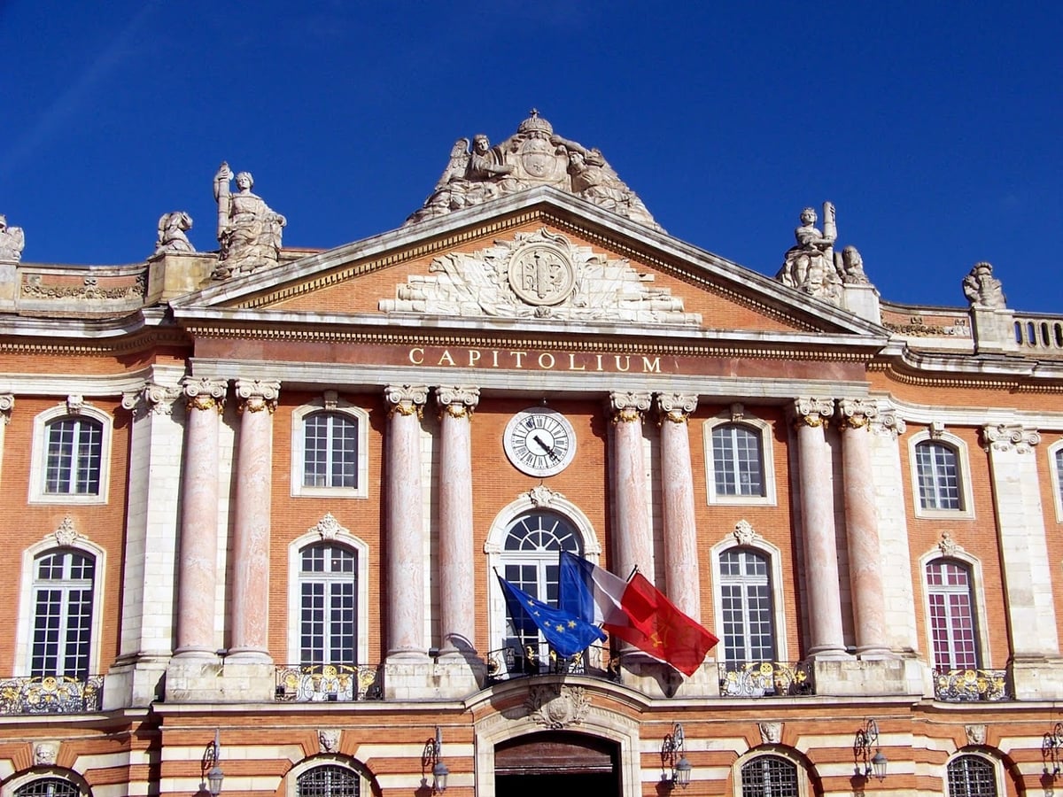 Plaza del Capitolio de Toulouse con el edificio del ayuntamiento