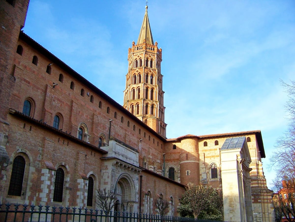 Plaza del Capitolio de Toulouse con el edificio del ayuntamiento