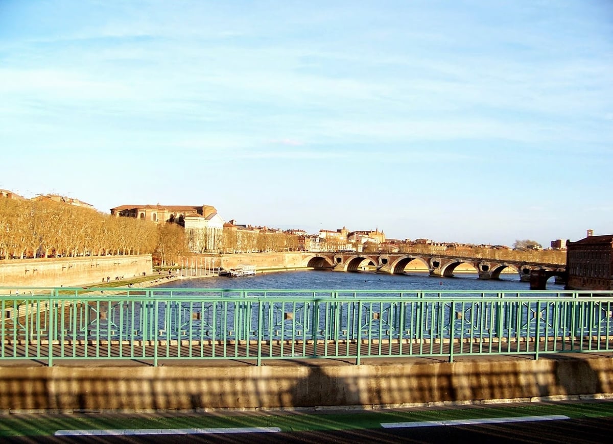 Plaza del Capitolio de Toulouse con el edificio del ayuntamiento