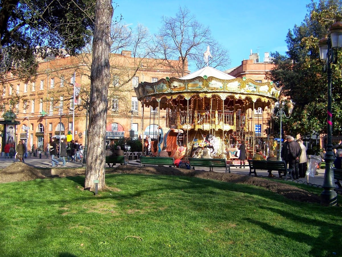 Plaza del Capitolio de Toulouse con el edificio del ayuntamiento