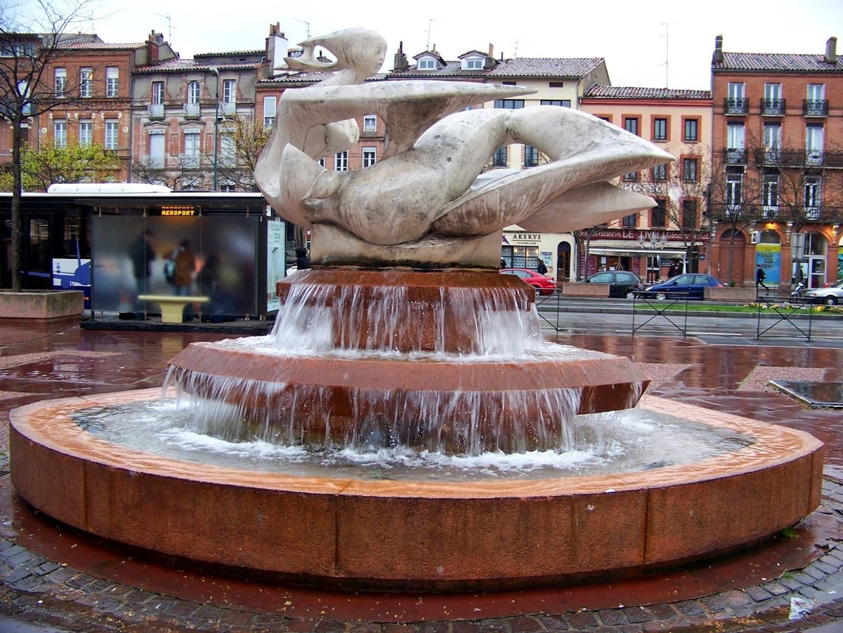 Plaza del Capitolio de Toulouse con el edificio del ayuntamiento