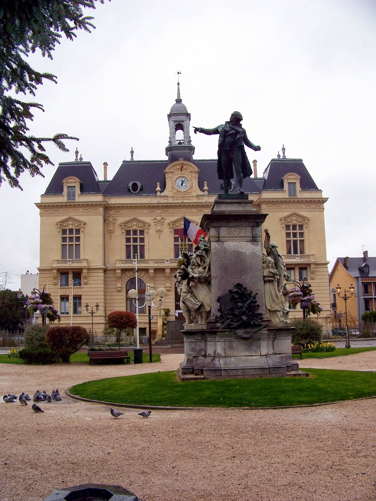 Plaza y edificios históricos del centro de Toulouse