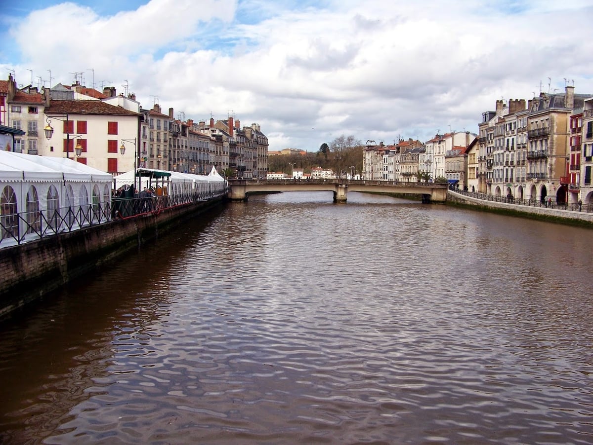 Plaza y edificios históricos del centro de Toulouse