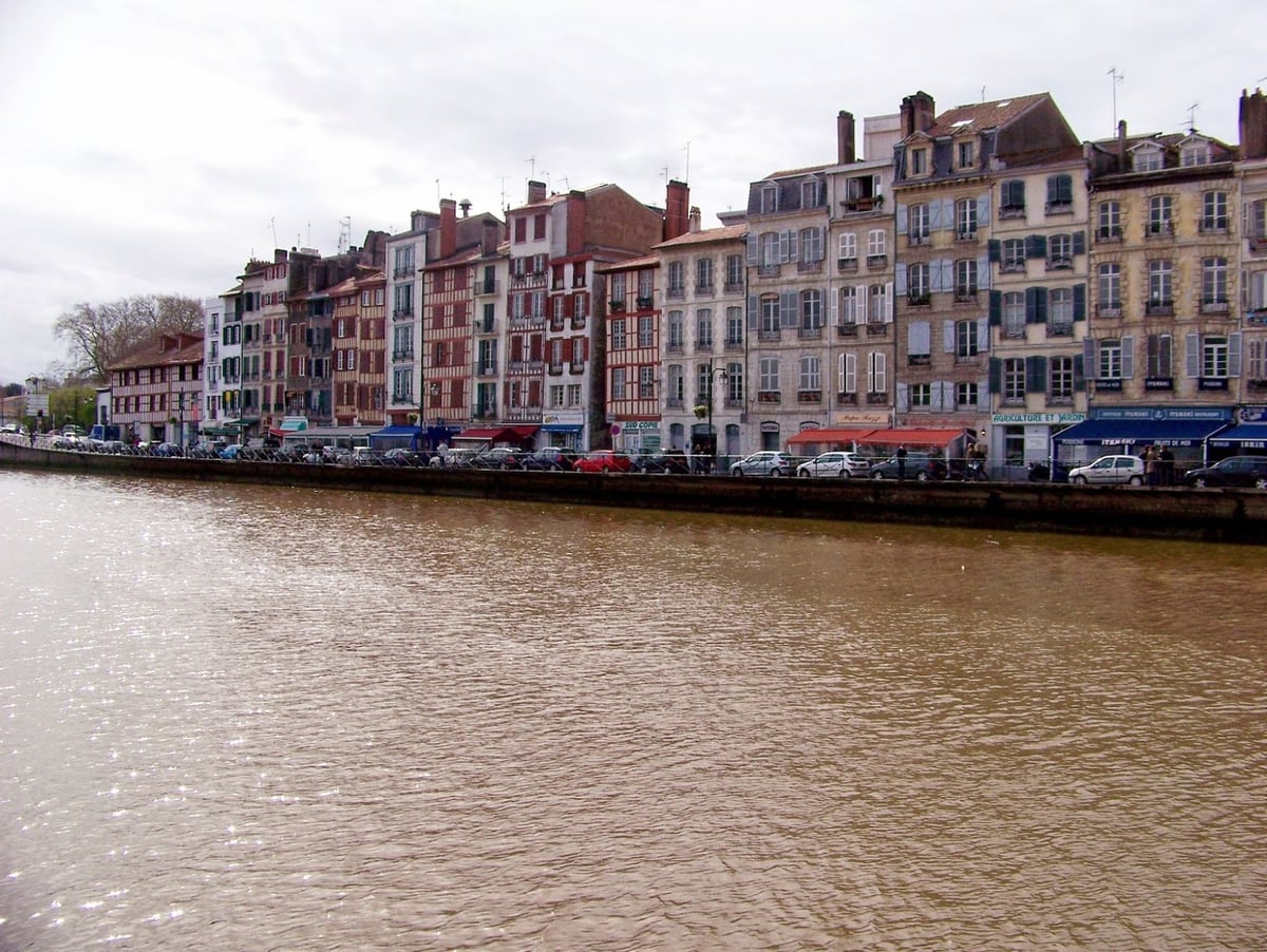 Plaza y edificios históricos del centro de Toulouse