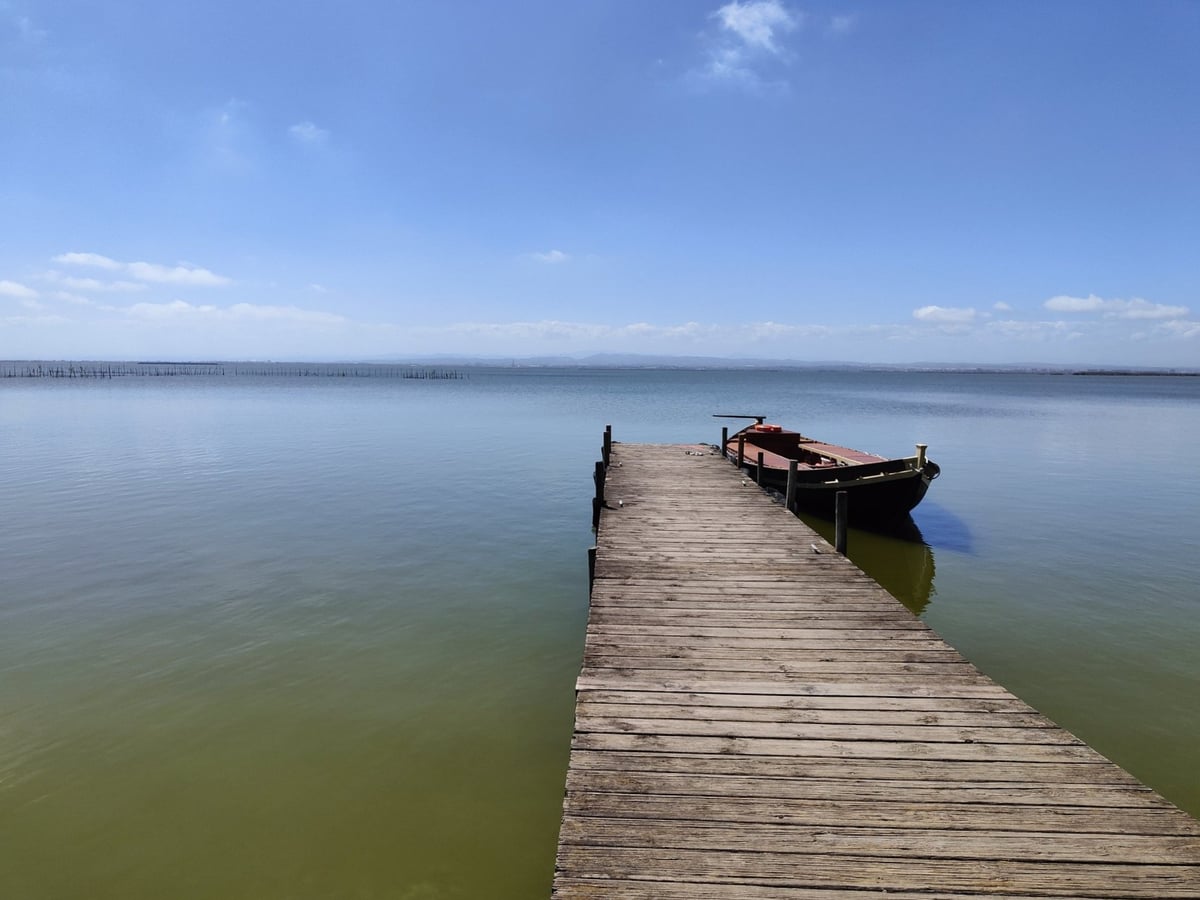 Embarcadero sobre el lago de la Albufera de Valencia