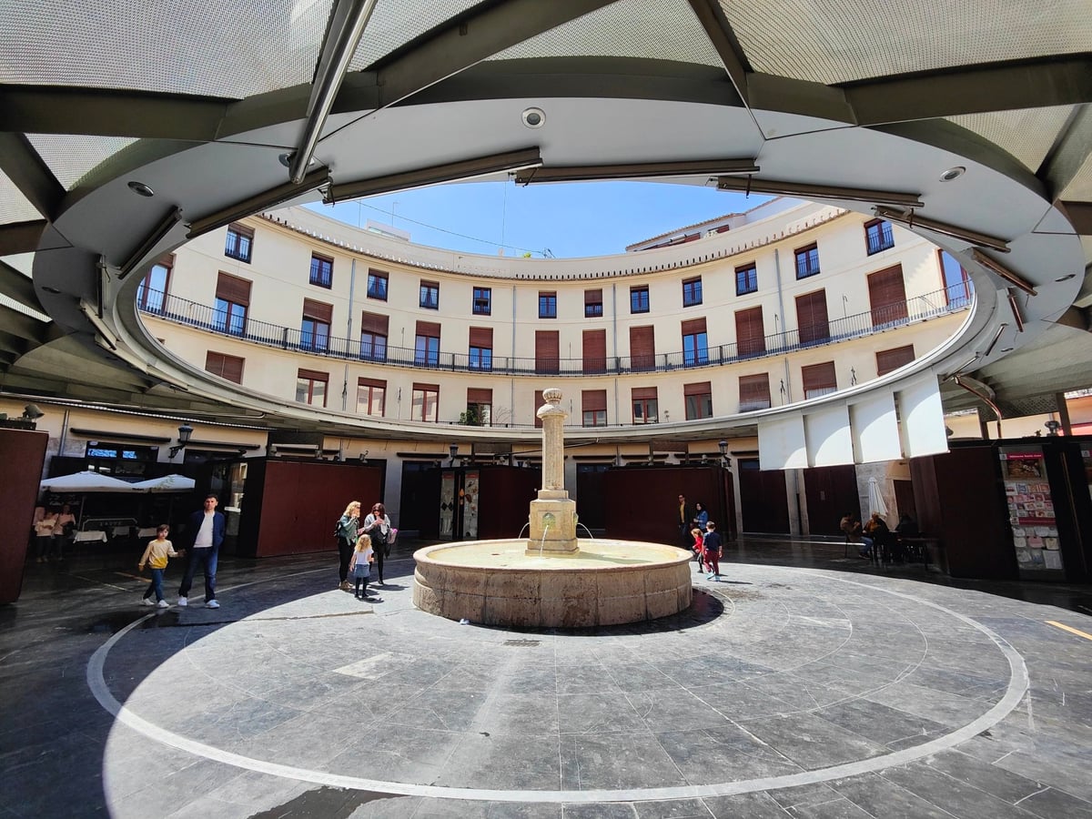 Plaza interior del Mercado de Colón de Valencia